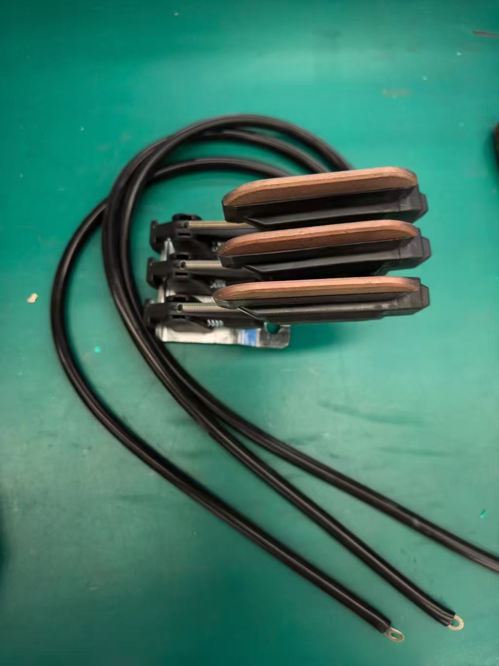 四級集電器